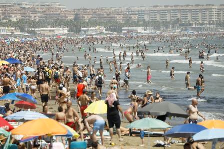 Miles de personas abarrotan la Playa de la Malvarrosa de valencia cuando una nueva ola de calor amenaza la Península desde hoy