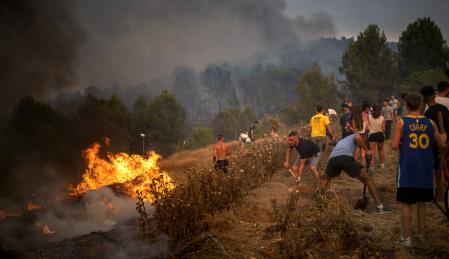 Vecinos colaboran en las labores de extinción en un incendio forestal, a 17 de julio de 2022, vistas desde Sant Fruitós del Bages