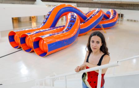 Laia Estruch, ante la ecsultura sonora 'Trena'