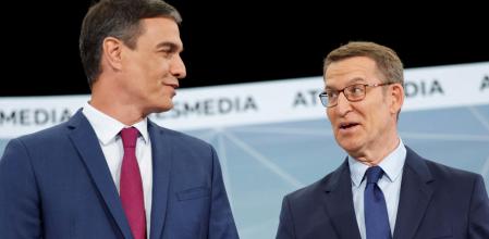 Sánchez y Feijóo posaron sonrientes antes del debate, la batalla llegó después (JUAN MEDINA / Reuters)