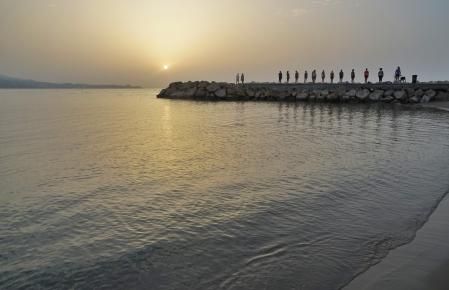 Amanecer con intensa calima en Fuengirola.