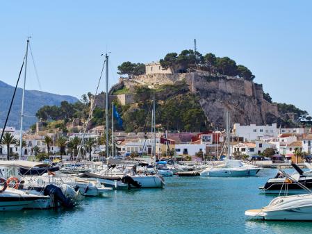 El puerto y el castillo de Dènia en Alicante