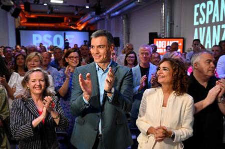 Spain's Prime Minister and Socialist Party (PSOE) candidate Pedro Sanchez (C) arrives with Spain's Deputy Prime Minister and Minister of Economic Affairs Nadia Calvino (L) and Spain's Minister of Budget Maria Jesus Montero for a campaign meeting to present his party's election programme, in Madrid on July 7, 2023, ahead of Spain's July 23 general elections. (Photo by JAVIER SORIANO / AFP)