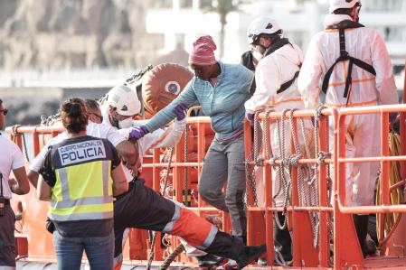 Salvamento Marítimo trasladó al puerto de Arguineguín a 86 personas localizadas a bordo de un cayuco a 132 kilómetros al sur de la isla