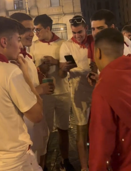 El Mimo entrevista a un grupo de jóvenes