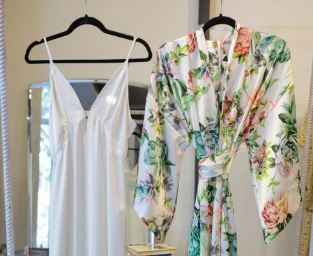 Detalle del camisón y bata de Namur Collection