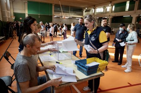 Una trabajadora de correos durante las pasadas elecciones del 28-M en la escuela Grèvol de Barcelona