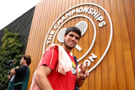 Carlos Alcaraz, el jueves en Wimbledon, rumbo al campo de entrenamiento