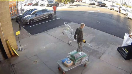 Las cámaras grabaron a Andrew Innes cargando cemento para sepultar los cuerpos de sus víctimas