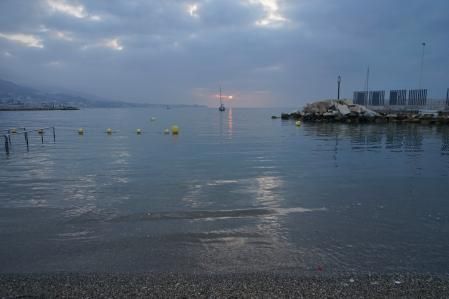 Columna de sol sobre el mar Mediterráneo en Fuengirola.