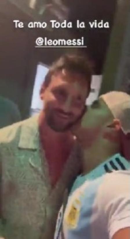 Un fan besa a Messi en la mejilla