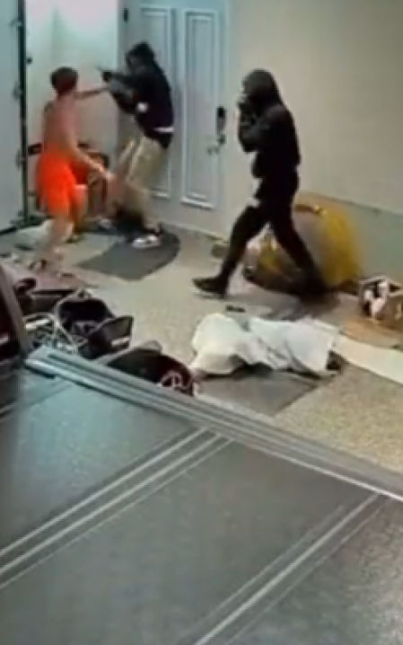 El hombre intercepta a los dos ladrones