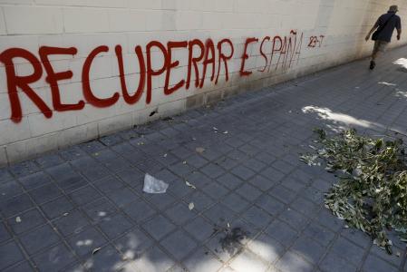 Pie?Caption (Pie) del objeto multimedia. También es agregado a la cabecera del objeto, junto con el Título. GRAFCVA4594. VALENCIA, 14/07/2023.- Una persona pasa ante una pintada con el lema 