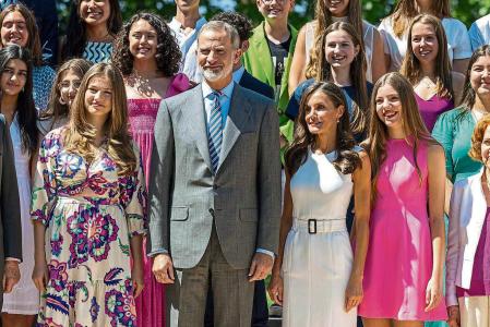 MADRID, 14/07/2023.-El rey Felipe y la reina Letizia, acompañados de la princesa Leonor (i), y la infanta Sofía (d), durante la audiencia al Patronato de la Fundación Comité Español de los Colegios del Mundo Unido, este viernes en el Palacio de La Zarzuela en Madrid.-EFE/Daniel González