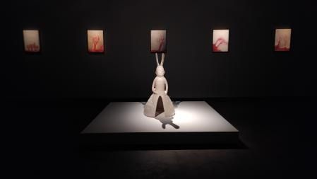 Pintura y escultura de la artista Leiko Ikemura, expuesta en la muestra temporal 'When animals become art', en el museo privado de Berlín The Feuerle Collection. Foto tomada en julio del 2023