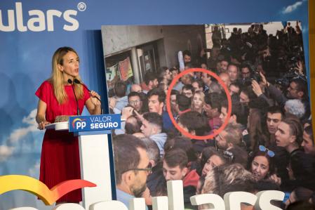FOTO: MANÉ ESPINOSA . ACTO DE CAMPAÑA ELECTORAL DEL PP EN BARCELONA. EXPRESIDENTE JOSE MARI AZNAR Y PRESIDENTE FUNADACION FAES JUNTO A LA CANDIDATA POR BARCELONA  CAYETANA ALVAREZ DE TOLEDO Y ALEJANDRO FERNANDEZ. UNA GRAN FOTO DE LOS INCIDENTES  EN LA UAB CONTRA CAYETANA SE EXPUSO EN EL ESCENARIO