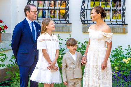 Victoria de Suecia conversa con su marido e hijos