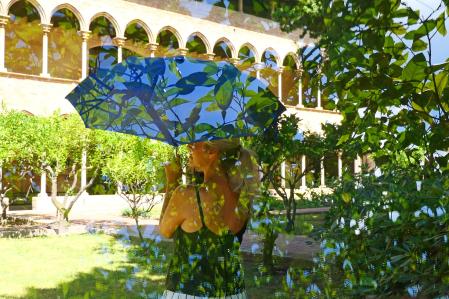 Paraguas para resguardarse del sol en plena ola de calor.