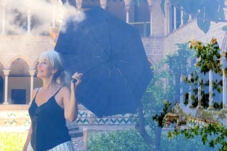 Paraguas para resguardarse del sol en plena ola de calor.