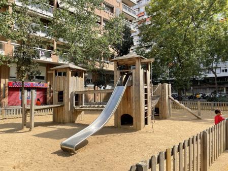 Área de juegos infantiles del parque de Les Corts.