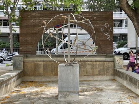 La escultura Euclidiana, de Luis Gueilburt (1989), conocida también como Els quatre elements, (los cuatro elementos), situada  dentro del canal de agua. debido al episodio de sequía que nos afecta, no hay agua).