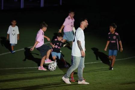 Los chicos se divierten junto a Leo Messi