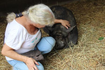 Leonor Díaz de Liaño, presidenta de ADE, con el cerdito vietnamita.