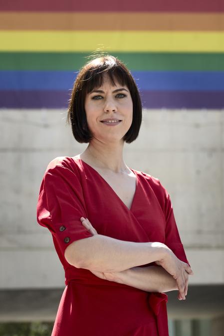 La candidata Diana Morant, posa ante un pancarta LGTBO colgada en el Muvim.