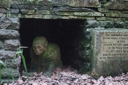 El monumento conmemorativo de la tragedia que incluye la estatua de un niño minero que se arrastra desde un agujero