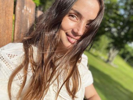 Ana de Armas con el vestido blanco con detalle calado