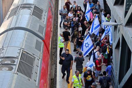 Protestas en la estación de tren HaShalom en Tel aviv
