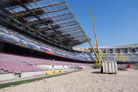 Las grúas trabajan en la retirada total de la antigua visera de tribuna; la tercera gradería irá toda al suelo para construir otra nueva