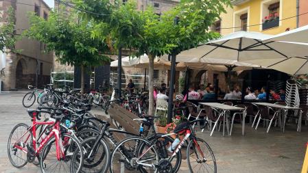 Ciclistas en la plaza mayor de Prades.
