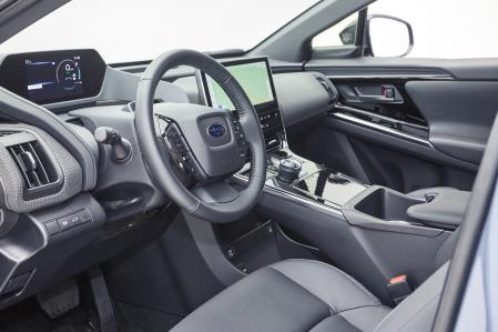 La posición del conductor es confortable y cuenta con una visibilidad óptima; la instrumentación se sitúa por encima del volante&nbsp;