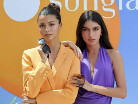 Lucía Rivera y Kika Cerqueira se muestran sonrientes y comparten complicidad durante el evento de presentación de las colecciones de gafas de sol de la marca SUNGLASS HUT