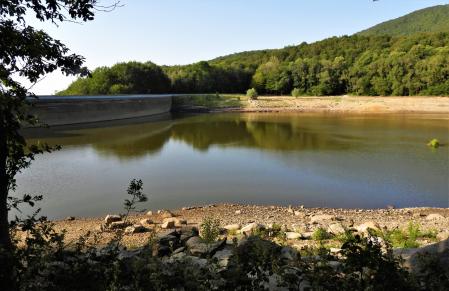 Marcas de la sequía en el embalse de Santa Fe.