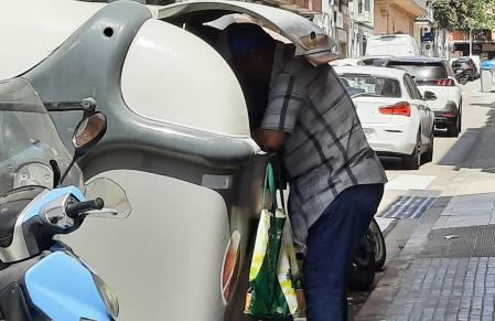 Rebuscando en la basura.