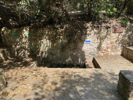 Fuente de Mataró cerrada por la sequía.