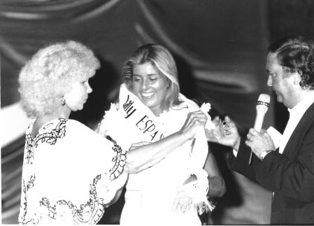 Marta Chávarri en agosto de 1988 cuando fue nombrada Lady Europa, ante la duquesa de Alba y José Luis Uribarri