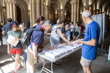 Votación en un colegio electoral de Barcelona, este domingo