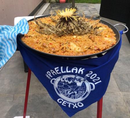 Paella decorada con Eguzkilore, símbolo tradicional de la cultura vasca