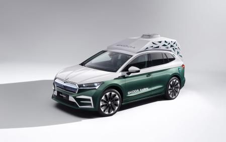 El techo elevado le da un aspecto que puede recordar a un coche funerario o a las primeras camperizaciones de Westfalia