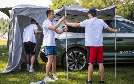 Varios estudiantes realizan el montaje del toldo exterior&nbsp;
