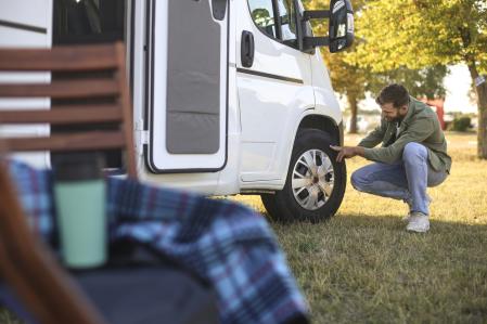 Es importante comprobar el estado de los neumáticos de la autocaravana antes de emprender el viaje