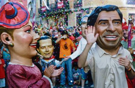 Narcís Serrat junto con otros cabezudos en la Fiesta Mayor de Terrassa.