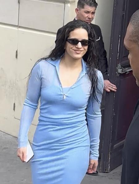 Rosalía con su look en París