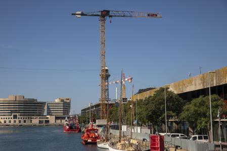 EL PORT VELL DE LA COPA AMÉRICA. VISITA A LAS DIFERENTES UBICACIONES DE LOS EQUIPOS PARTICIPANTES. EQUIPO ALINGHI RED BULL RACING. LAS GRUAS ELECTRICAS SE HAN INSTALADO EN LA MAYORIA DE EQUIPOS PARA REDUCIR LA CONTAMINACION