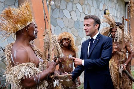 El presidente francés Emmanuel Macron asiste a una ceremonia de bienvenida con bailarines y guerreros tradicionales en el Senado local en Noumea.