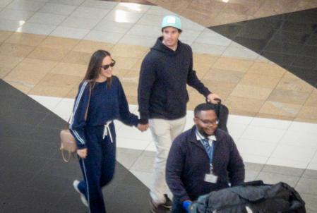 Tamara Falco e Íñigo Onieva en el aeropuerto para iniciar su luna de miel