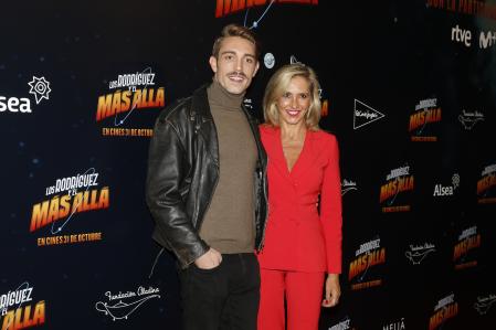 Ramón Langa Jr con su madre, Marta Robles, en la premiere de